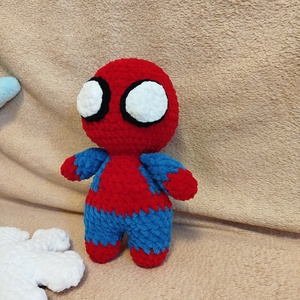 Horgolt Pókember figura - játék & sport - plüssállat & játékfigura - plüss mesefigurák - Meska.hu