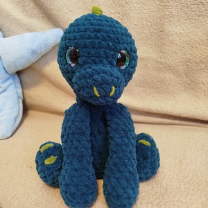 Horgolt sötétzöld dínó - Meska.hu