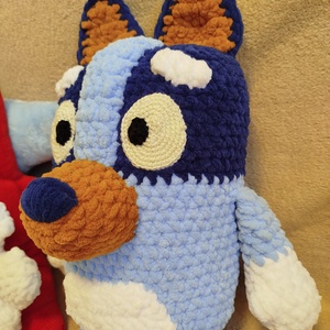 Horgolt Bluey mesefigura - játék & sport - plüssállat & játékfigura - plüss mesefigurák - Meska.hu