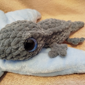 Horgolt szürke gekkó - játék & sport - plüssállat & játékfigura - más figura - Meska.hu