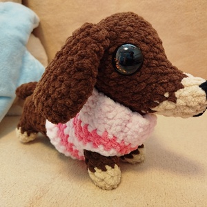 Horgolt sötétbarna tacsi pulcsival - játék & sport - plüssállat & játékfigura - kutya - Meska.hu