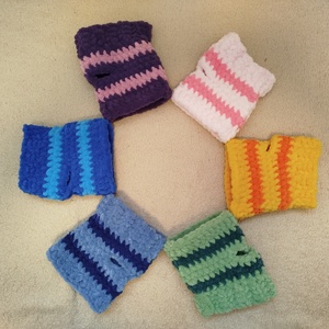 Horgolt sötétbarna tacsi pulcsival - játék & sport - plüssállat & játékfigura - kutya - Meska.hu