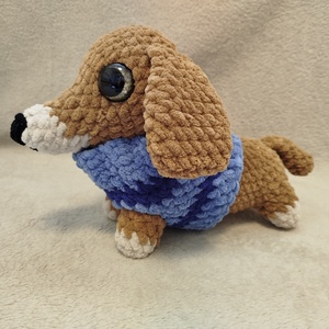 Horgolt világosbarna tacsi pulcsival, Játék & Sport, Plüssállat & Játékfigura, Kutya, , MESKA