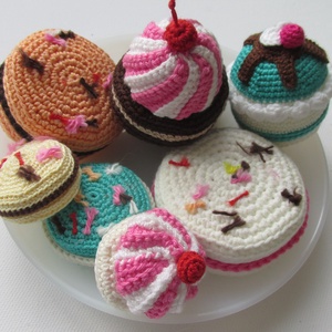 Amigurumi sütemények - amigurumi makaron - amigurumi muffin - horgolt makaron - horgolt muffin - játék & sport - szerepjáték - Meska.hu