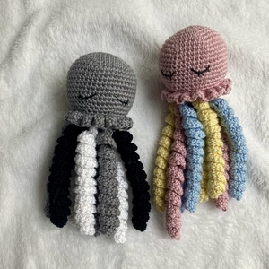 Horgolt alvó polip baba játék - játék & sport - plüssállat & játékfigura - polip - Meska.hu