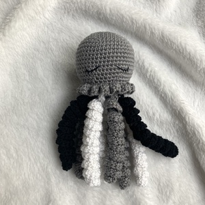 Horgolt alvó polip baba játék - játék & sport - plüssállat & játékfigura - polip - Meska.hu