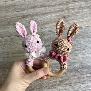 Nyuszi baba csörgő és rágóka - játék & sport - 3 éves kor alattiaknak - csörgő - Meska.hu