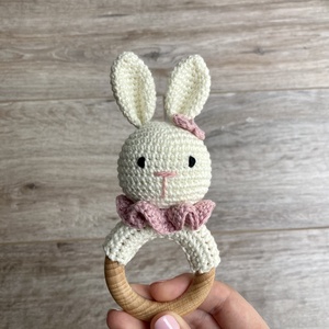 Nyuszi baba csörgő és rágóka - játék & sport - 3 éves kor alattiaknak - csörgő - Meska.hu