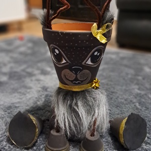 Ülő szarvas cserépbaba  - Meska.hu