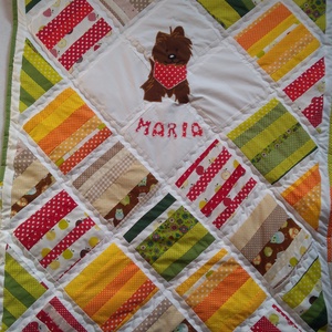 Babatakaró névvel és kedvenc kutyussal; Patchwork takaró; Babaszoba, ahogy szeretnéd, Otthon & Életmód, Babaszoba, gyerekszoba, Babatakaró, gyerek pléd, Varrás, Patchwork, foltvarrás, MESKA