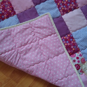 Patchwork babatakaró, kislányos színösszetételben, apró  alvó macskával és névvel - otthon & életmód - babaszoba, gyerekszoba - babatakaró, gyerek pléd - Meska.hu