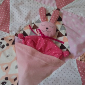 Patchwork babatakaró, kislányos szín kombinációban nyuszis alvós kis állattal - otthon & életmód - babaszoba, gyerekszoba - babatakaró, gyerek pléd - Meska.hu