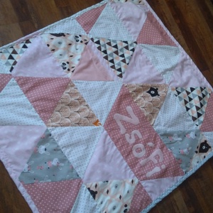 Patchwork babatakaró, kislányos szín kombinációban nyuszis alvós kis állattal - otthon & életmód - babaszoba, gyerekszoba - babatakaró, gyerek pléd - Meska.hu