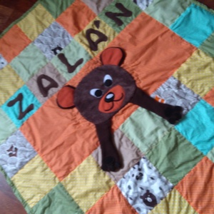 Patchwork babatakaró, névvel és kukucskálós maci fejjel, Otthon & Életmód, Babaszoba, gyerekszoba, Babatakaró, gyerek pléd, Varrás, Patchwork, foltvarrás, MESKA