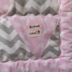Patchwork babatakaró, kislányos színösszetételben, apró  alvó macskával és névvel - otthon & életmód - babaszoba, gyerekszoba - babatakaró, gyerek pléd - Meska.hu