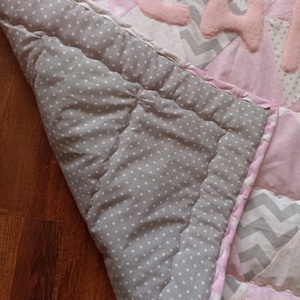 Patchwork babatakaró, kislányos színösszetételben, apró  alvó macskával és névvel - otthon & életmód - babaszoba, gyerekszoba - babatakaró, gyerek pléd - Meska.hu