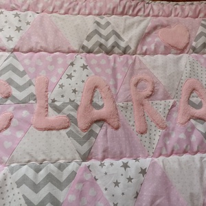 Patchwork babatakaró, kislányos színösszetételben, apró  alvó macskával és névvel - otthon & életmód - babaszoba, gyerekszoba - babatakaró, gyerek pléd - Meska.hu
