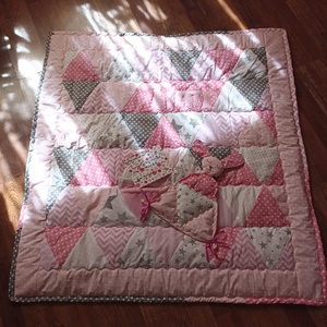 Patchwork babatakaró, kislányos szín kombinációban nyuszis alvós kis állattal - otthon & életmód - babaszoba, gyerekszoba - babatakaró, gyerek pléd - Meska.hu