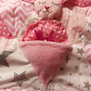 Patchwork babatakaró, kislányos szín kombinációban nyuszis alvós kis állattal, Otthon & Életmód, Babaszoba, gyerekszoba, Babatakaró, gyerek pléd, Varrás, Patchwork, foltvarrás, MESKA