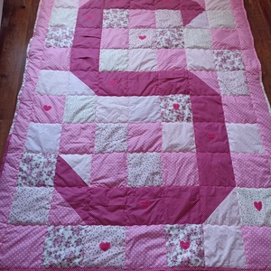 Rózsaszínű csajos baba takaró, a név kezdő betűjével és  meglepi zsebekkel játékoknak 150x200 cm személyre szabott - Meska.hu