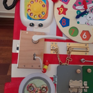 Matatófal piros tűzoltó autó készség fejlesztő játék mindennel is :) spinner, zárak, retró tárcsás telefon, kilincs ...  - játék & sport - készségfejlesztő és logikai játék - montessori szivárvány, waldorf játékok - Meska.hu