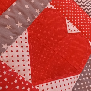 Patchwork / Foltvarrott babatakaró, piros szürke színben, Szívecske mintával és névvel ha szeretnéd - otthon & életmód - babaszoba, gyerekszoba - babatakaró, gyerek pléd - Meska.hu