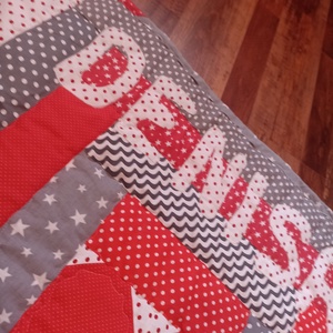 Patchwork / Foltvarrott babatakaró, piros szürke színben, Szívecske mintával és névvel ha szeretnéd - otthon & életmód - babaszoba, gyerekszoba - babatakaró, gyerek pléd - Meska.hu