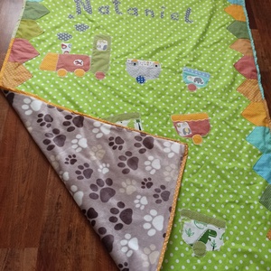 Ágytakaró kisfiúknak vagy lányoknak, névre szóló, puha plédes vagy paplanos steppelt, kisvonattal, jétékokkal  - otthon & életmód - babaszoba, gyerekszoba - babatakaró, gyerek pléd - Meska.hu