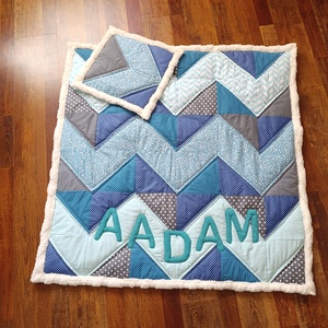 Kék cik-cak mintás Patchwork babatakaró névvel és kis párnával, hátán egyedi személyre szabott ajándékról szóló címkével, Baba - mama, Baba ágynemű, Babatakaró, gyerek pléd, Varrás, Patchwork, foltvarrás, MESKA