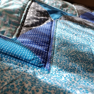 Kék cik-cak mintás Patchwork babatakaró névvel és kis párnával, hátán egyedi személyre szabott ajándékról szóló címkével - baba - mama - baba ágynemű - babatakaró, gyerek pléd - Meska.hu