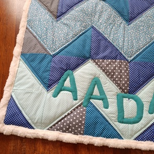 Kék cik-cak mintás Patchwork babatakaró névvel és kis párnával, hátán egyedi személyre szabott ajándékról szóló címkével - baba - mama - baba ágynemű - babatakaró, gyerek pléd - Meska.hu