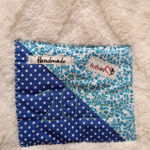 Kék cik-cak mintás Patchwork babatakaró névvel és kis párnával, hátán egyedi személyre szabott ajándékról szóló címkével - baba - mama - baba ágynemű - babatakaró, gyerek pléd - Meska.hu