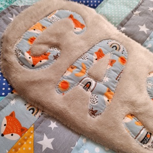 Kék sárga róka   Patchwork babatakaró névvel és kis párnával, hátán egyedi személyre szabott ajándékról szóló címkével - baba - mama - baba ágynemű - babatakaró, gyerek pléd - Meska.hu