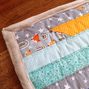 Kék sárga róka   Patchwork babatakaró névvel és kis párnával, hátán egyedi személyre szabott ajándékról szóló címkével - baba - mama - baba ágynemű - babatakaró, gyerek pléd - Meska.hu