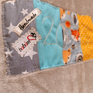 Kék sárga róka   Patchwork babatakaró névvel és kis párnával, hátán egyedi személyre szabott ajándékról szóló címkével - baba - mama - baba ágynemű - babatakaró, gyerek pléd - Meska.hu