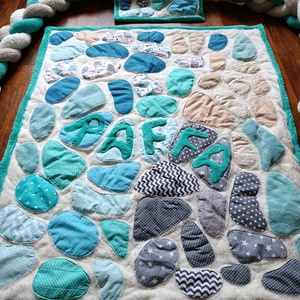 Kövek a víz tükrén Patchwork babatakaró névvel és kis párnával, hátán egyedi személyre szabott ajándékról szóló címkével - Meska.hu