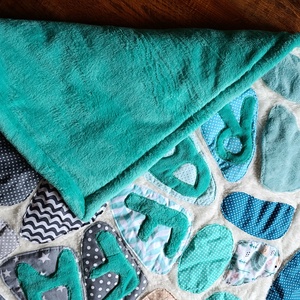 Kövek a víz tükrén Patchwork babatakaró névvel és kis párnával, hátán egyedi személyre szabott ajándékról szóló címkével - baba - mama - baba ágynemű - babatakaró, gyerek pléd - Meska.hu