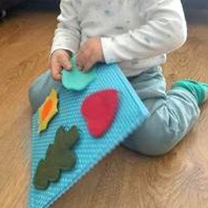 Babakocka az első játék, ha nem csak szép ajándékot, hanem hasznos fejlesztő játékot szeretnél adni, Baba - mama, Baba játékok, Babakocka, Varrás, MESKA