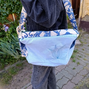 Kék két oldalas tulipános váll táska , Táska & Tok, Kézitáska & válltáska, Vállon átvethető táska, Varrás, Patchwork, foltvarrás, Ez a kék táska, nagy és szinte minden belefér. 40 cm hosszú és 30 cm széles. Az oldala pedig még 10..., MESKA