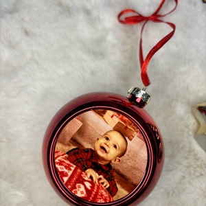 Gömb alakú, fényképes, piros karácsonyfa dísz - Meska.hu