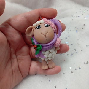 Sapkás sálas fehér bárány  Karácsonyfadísz gyermekbarát karácsonyfa dísz, karácsonyi dekor , Karácsony, Karácsonyi lakásdekoráció, Karácsonyfadíszek, Gyurma, MESKA