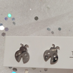 Nemesacél Pici Katica  bedugós fülbevaló kávé bögre  - ékszer - fülbevaló - pötty fülbevaló - Meska.hu