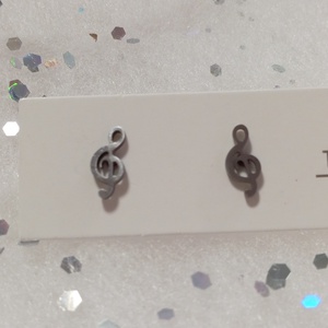 Nemesacél Pici hangjegy violinkulcs  bedugós fülbevaló kávé bögre  - ékszer - fülbevaló - pötty fülbevaló - Meska.hu