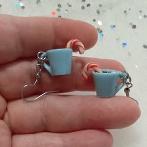 Karácsonyi forrócsoki fülbevaló  , Ékszer, Fülbevaló, Lógó fülbevaló, Ékszerkészítés, Gyurma, MESKA