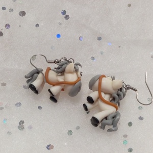 Fehér lovacska fülbevaló  - ékszer - fülbevaló - lógó fülbevaló - Meska.hu