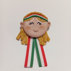 Magyar leányka trikolor kitűző fufrus , Ékszer, Kitűző és Bross, Ékszerkészítés, Gyurma, MESKA