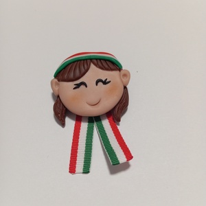 Magyar leányka trikolor kitűző fufrus , Ékszer, Kitűző és Bross, Ékszerkészítés, Gyurma, MESKA