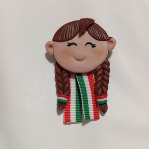Magyar leányka trikolor kitűző fufrus , Ékszer, Kitűző és Bross, Ékszerkészítés, Gyurma, MESKA