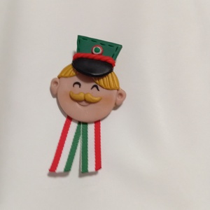 Magyar leányka trikolor kitűző fufrus , Ékszer, Kitűző és Bross, Ékszerkészítés, Gyurma, MESKA