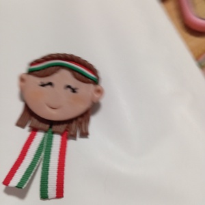 Magyar leányka trikolor kitűző fufrus  - Meska.hu